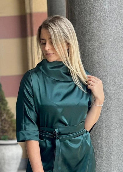 Elegantna satenska zelena midi haljina Revija s okovratnikom i pojasom u struku.