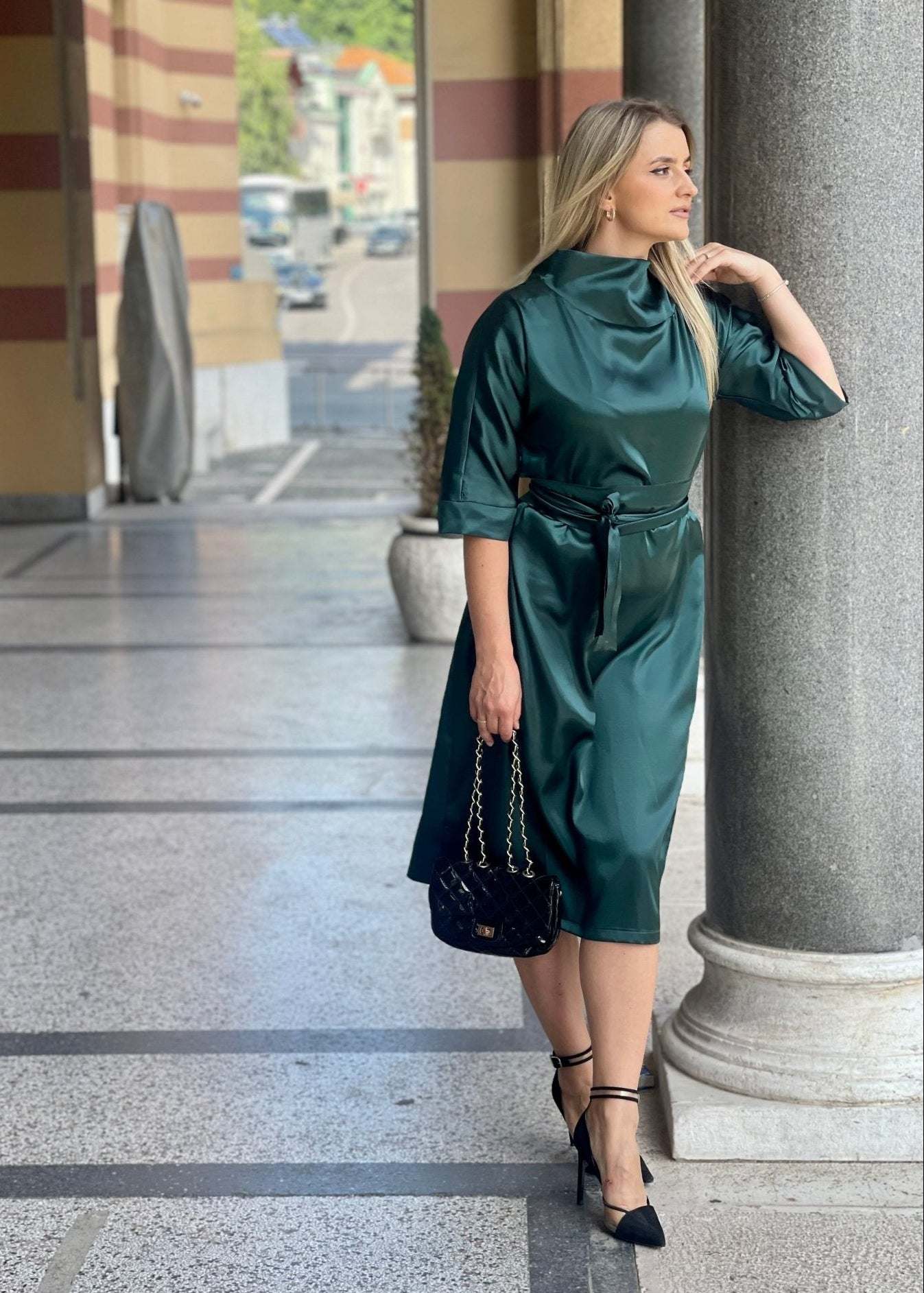 Elegantna satenska zelena midi haljina Revija s okovratnikom i pojasom u struku.