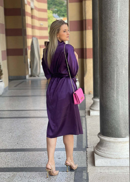 Elegantna satenska ljubičasta midi haljina Revija s okovratnikom i pojasom u struku.