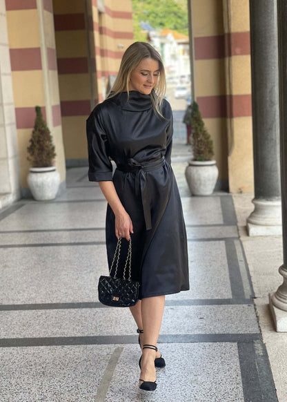 Elegantna satenska crna midi haljina Revija s okovratnikom i pojasom u struku.