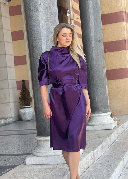 Elegantna satenska ljubičasta midi haljina Revija s okovratnikom i pojasom u struku.