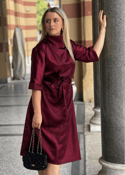 Elegantna satenska bordo midi haljina Revija s okovratnikom i pojasom u struku.