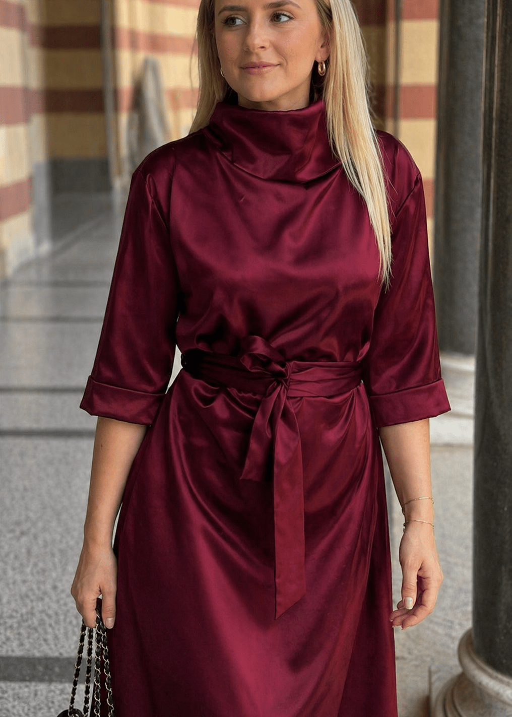 Elegantna satenska bordo midi haljina Revija s okovratnikom i pojasom u struku.