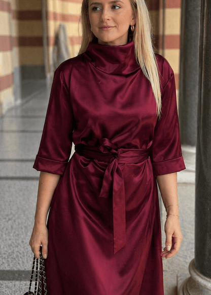 Elegantna satenska bordo midi haljina Revija s okovratnikom i pojasom u struku.