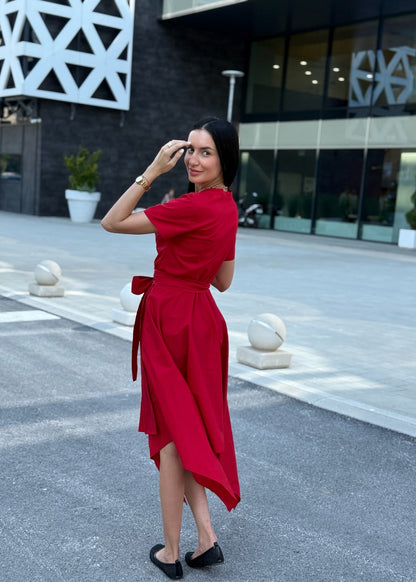 Žena u crvenoj haljini Rio s preklopom od mješavine pamuka.