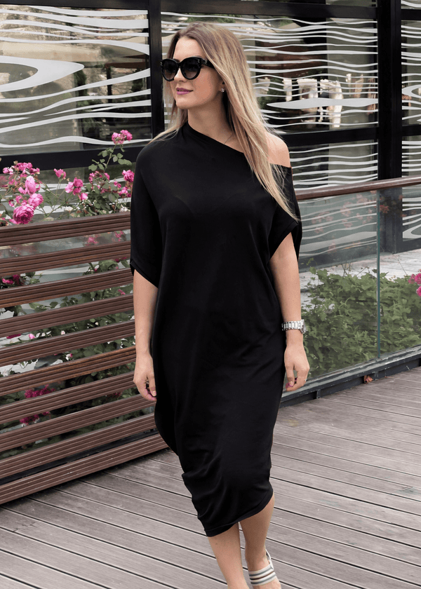 Žena u crnoj Sandra haljini spušteno rame na ulici.
