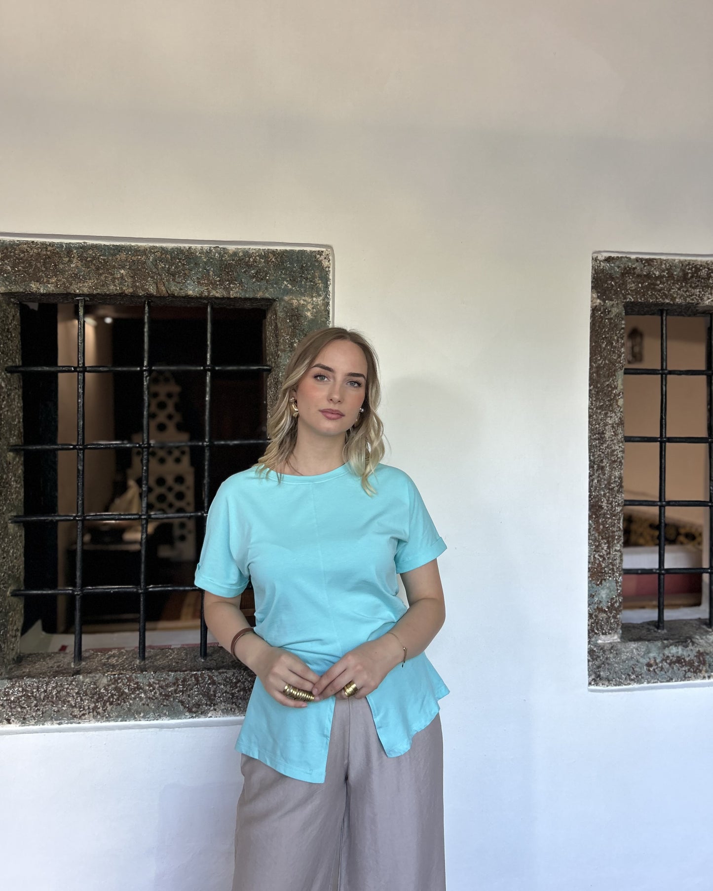 Sindy mint majica — prednji pogled s rukama ispred tijela, detalj prorezna i zlatnog nakita