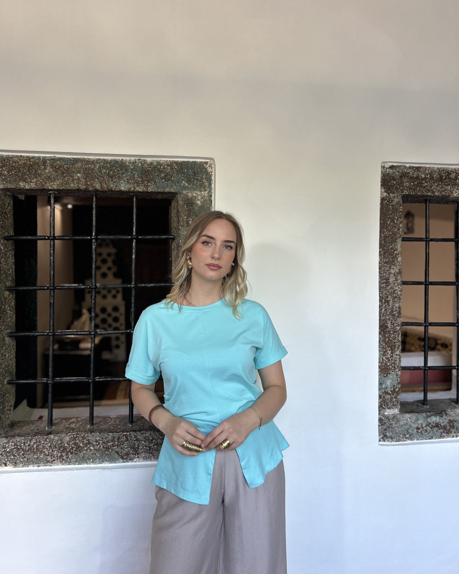 Sindy mint majica — prednji pogled s rukama ispred tijela, detalj prorezna i zlatnog nakita