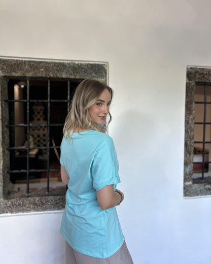 Sindy mint majica — leđni pogled s osmijehom, detalj podvijenih rukava i mekog materijala