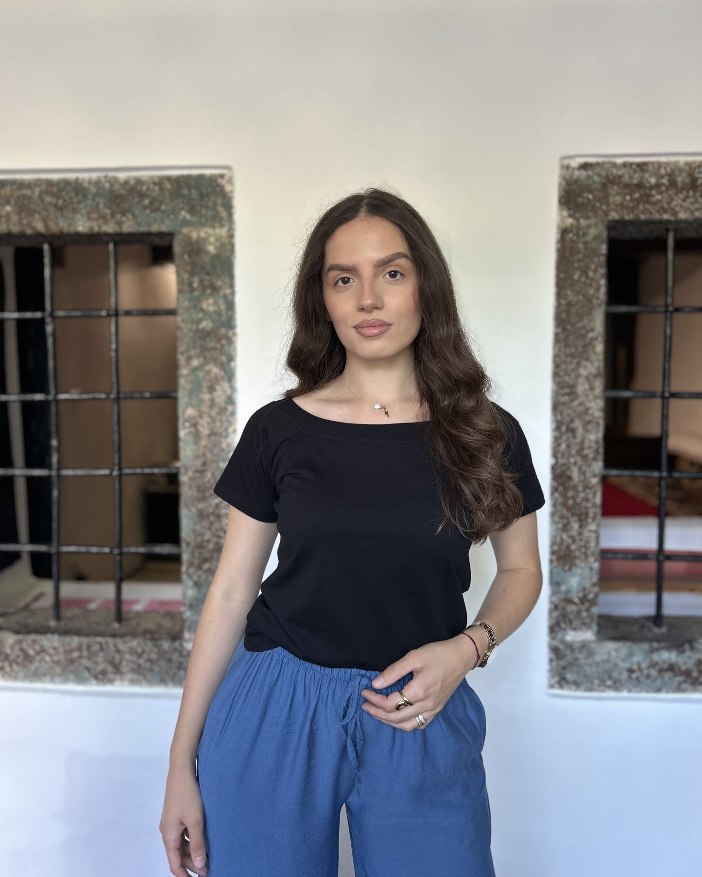 Sindy crna majica — portretni pogled, detalj izreza i mekog materijala