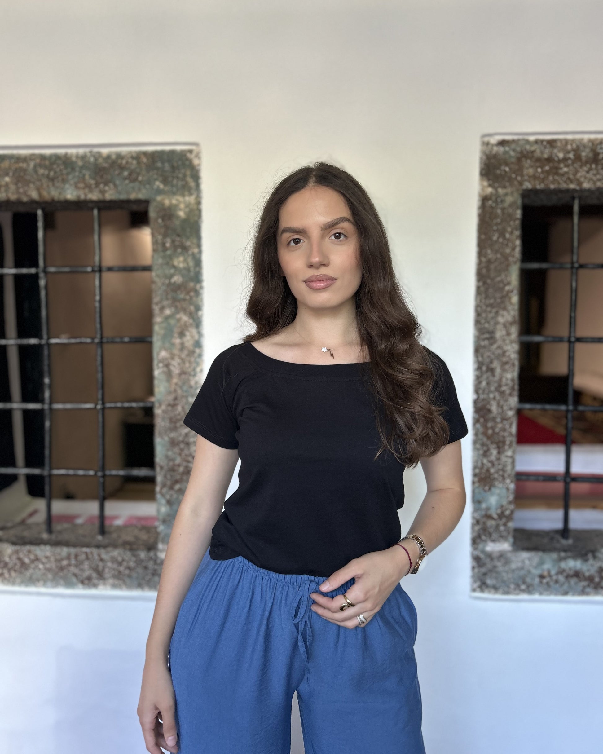 Sindy crna majica — portretni pogled, detalj izreza i mekog materijala
