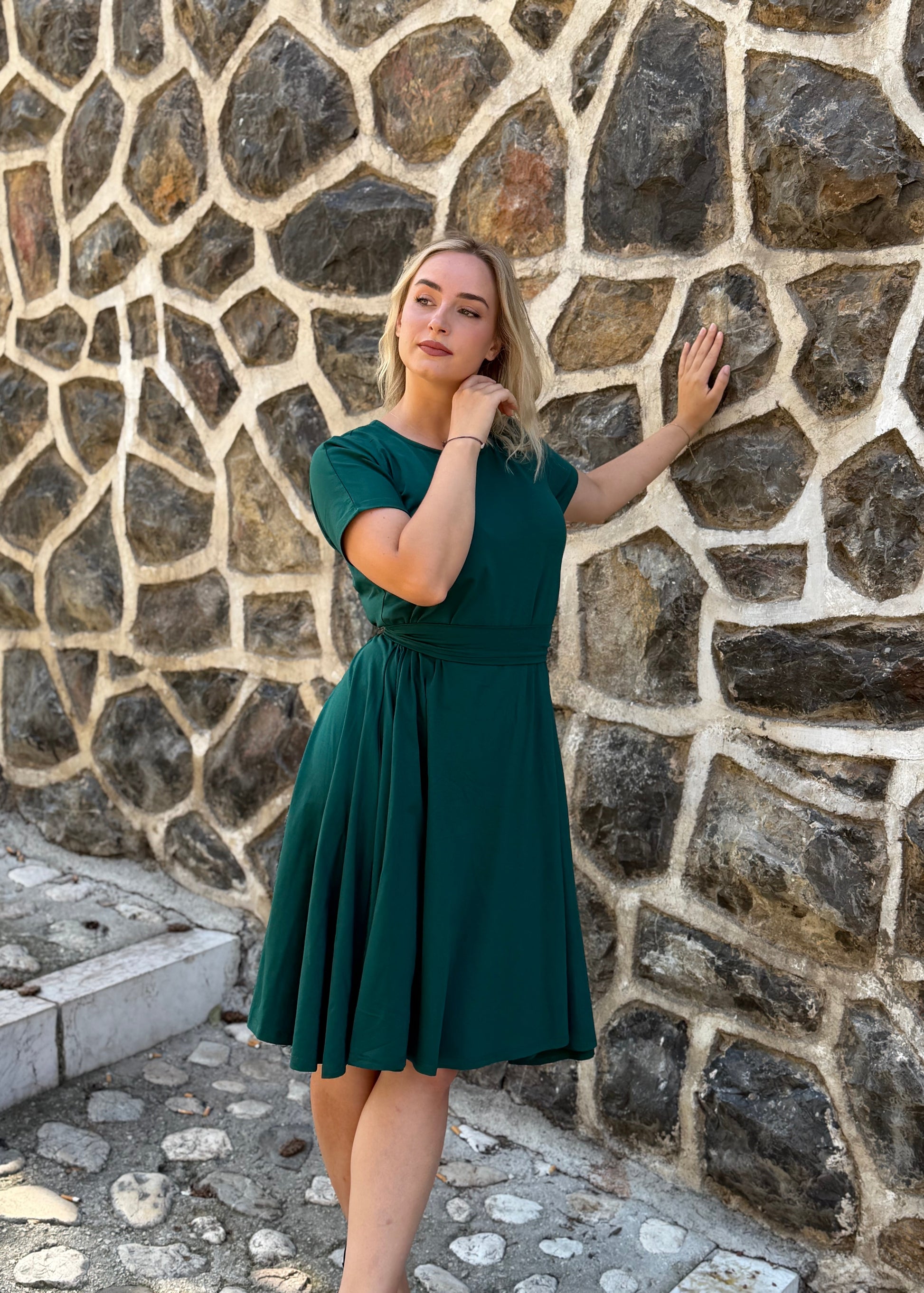 Haljina GLOK zelena – bočni pogled, A-linija kroj u tamnozelnoj boji