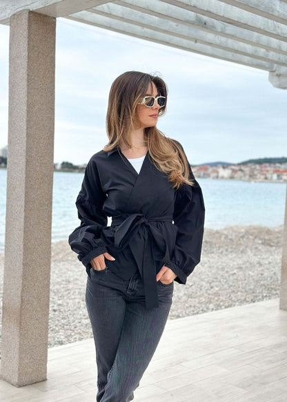 Košulja Elma crna s balon rukavima u četiri boje, elegantan i ženstven dizajn s preklopom i pojasom