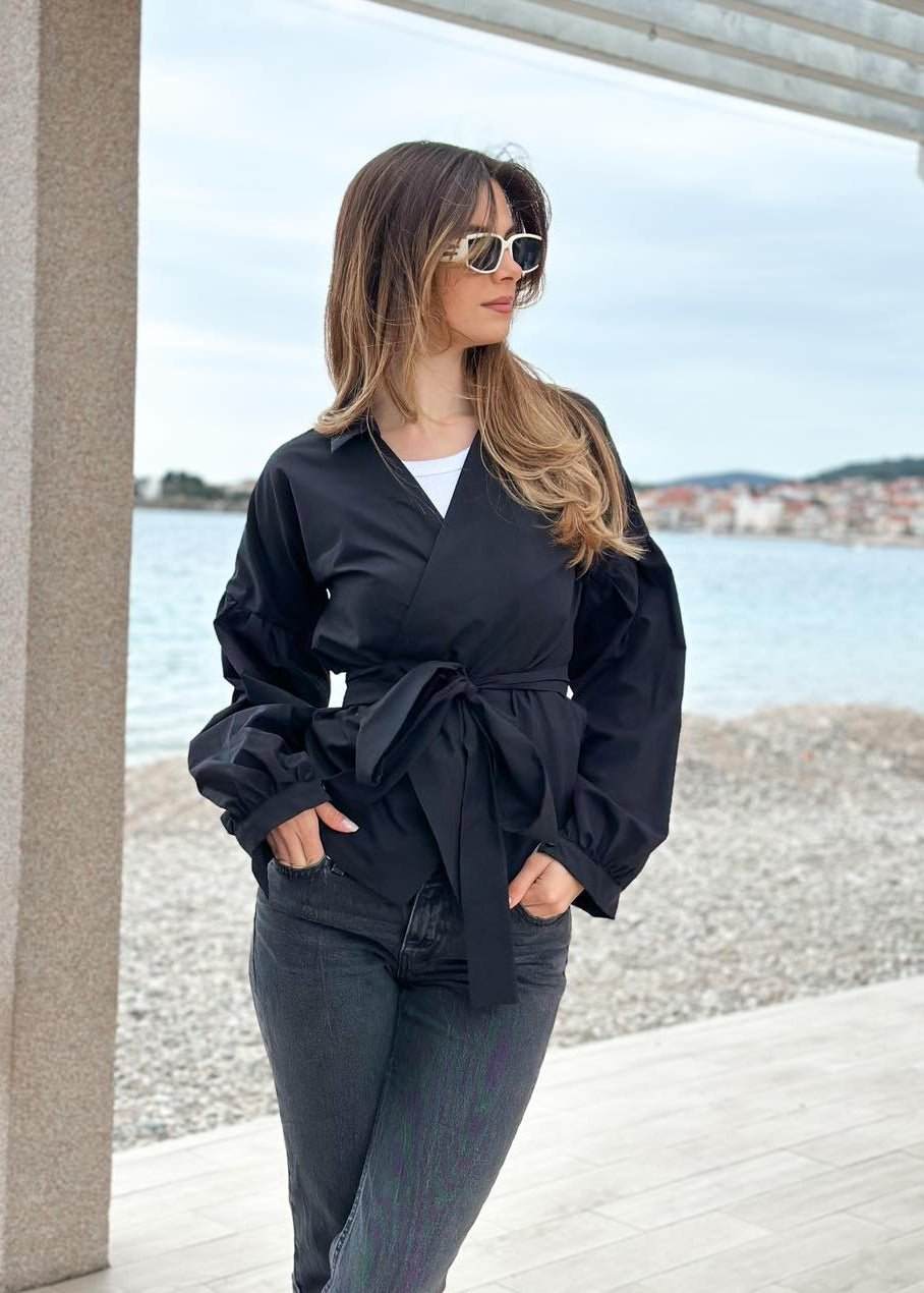 Košulja Elma crna s balon rukavima u četiri boje, elegantan i ženstven dizajn s preklopom i pojasom