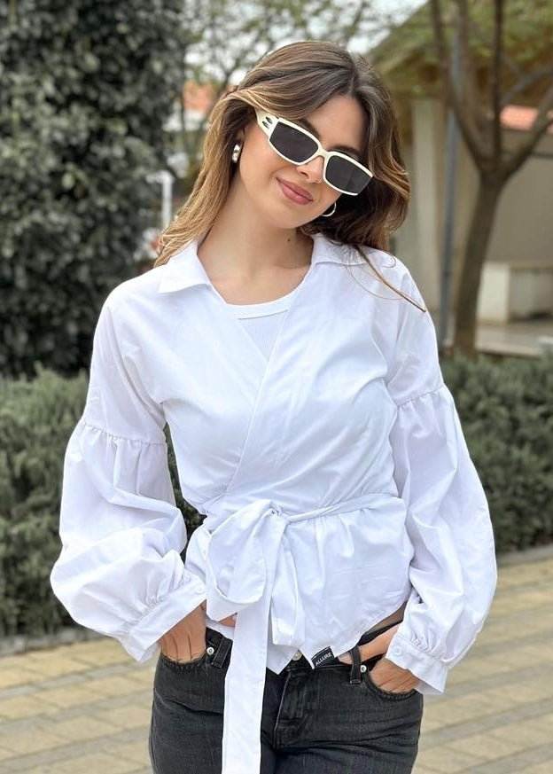Košulja Elma bijela s balon rukavima u četiri boje, elegantan i ženstven dizajn s preklopom i pojasom
