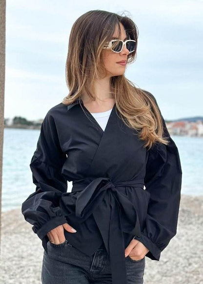Košulja Elma crna s balon rukavima u četiri boje, elegantan i ženstven dizajn s preklopom i pojasom