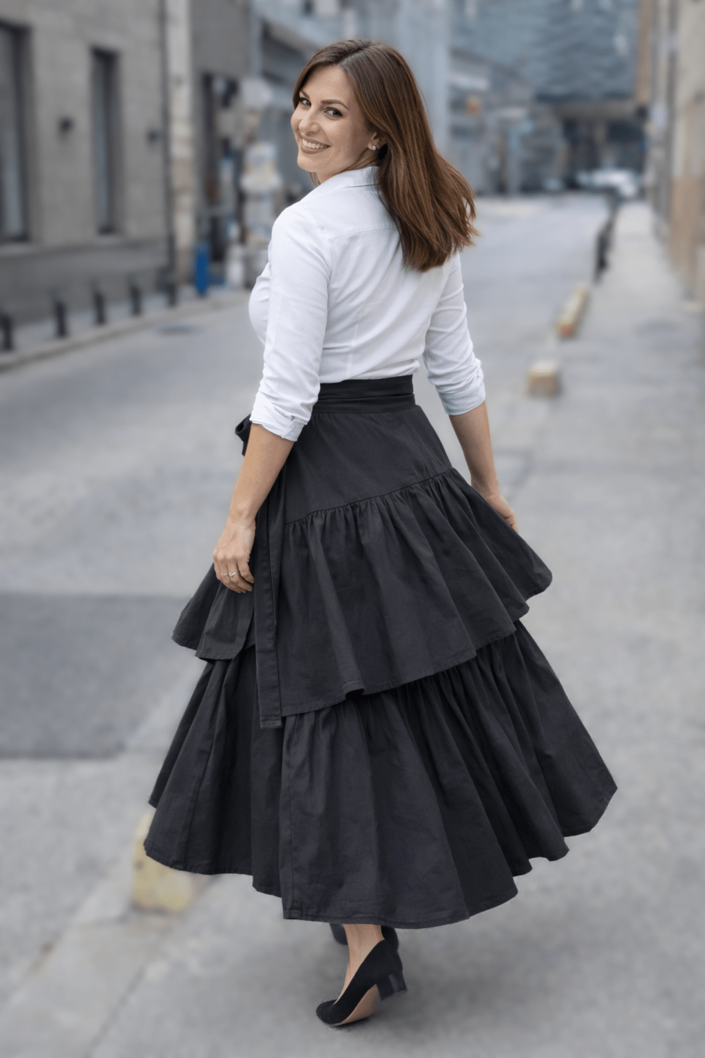 Crna midi suknja Alma s volanima i vezanjem - ALLURE