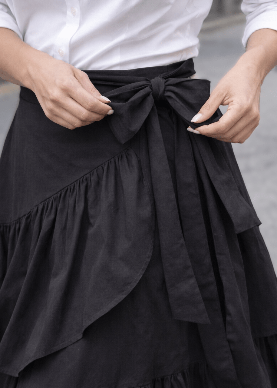 Crna midi suknja Alma s volanima i vezanjem - ALLURE