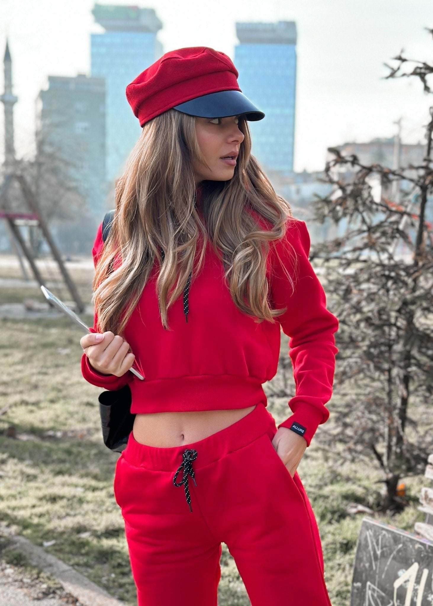 Trenerka crvena komplet crop top Allure dukserica s kapuljačom i donji deo trenerke.