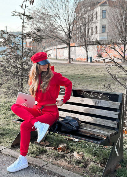 Trenerka crvena komplet crop top Allure dukserica s kapuljačom i donji deo trenerke.