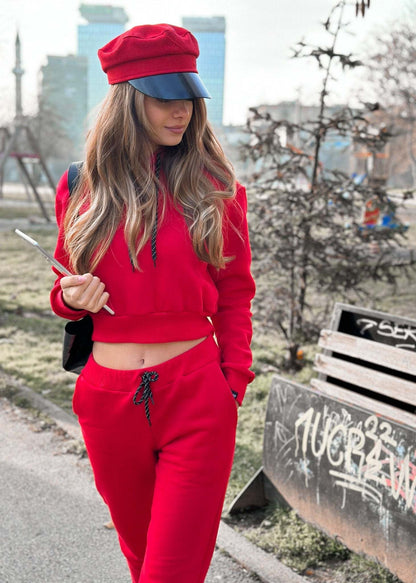 Trenerka crvena komplet crop top Allure dukserica s kapuljačom i donji deo trenerke.