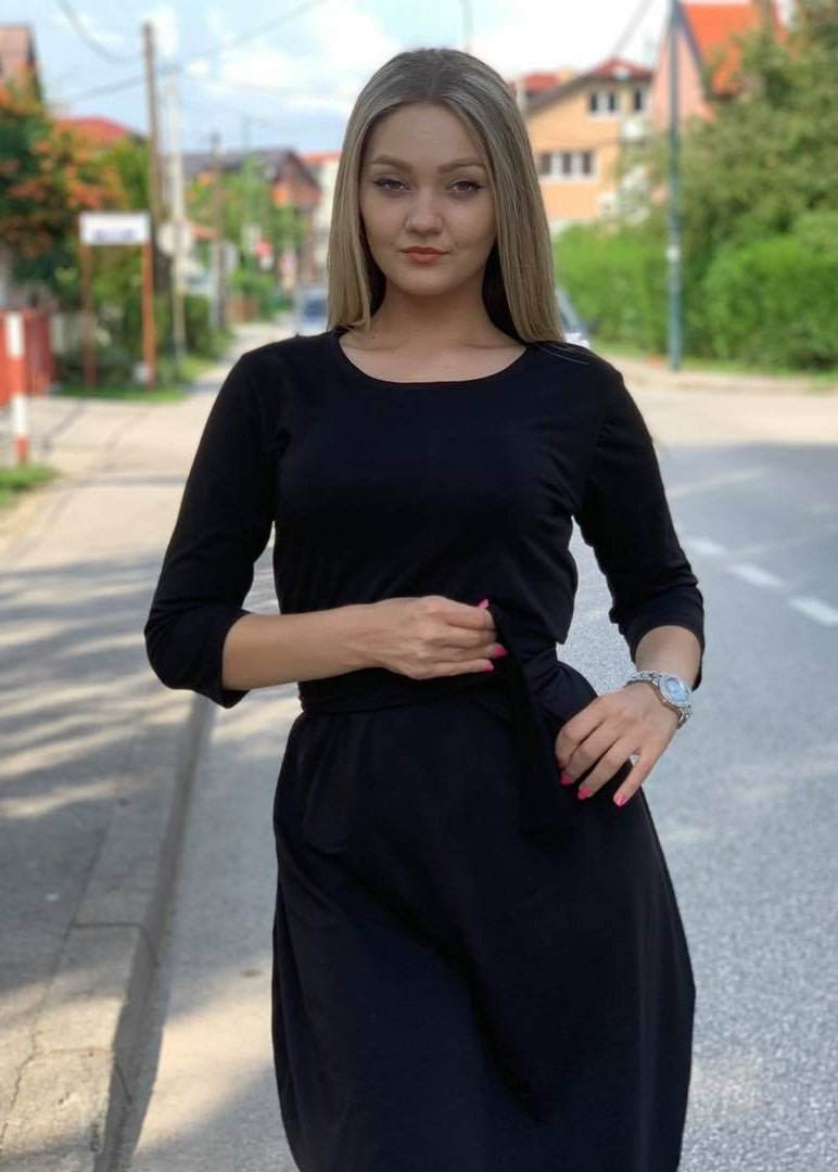 Žena u Haljini Dijana crna s okruglim izrezom i uskim krojem od pamuka i elastina
