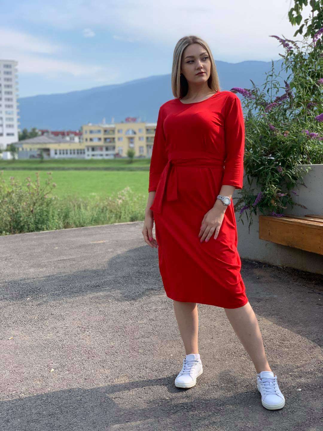 Žena u Haljini Dijana crvena s okruglim izrezom i uskim krojem od pamuka i elastina