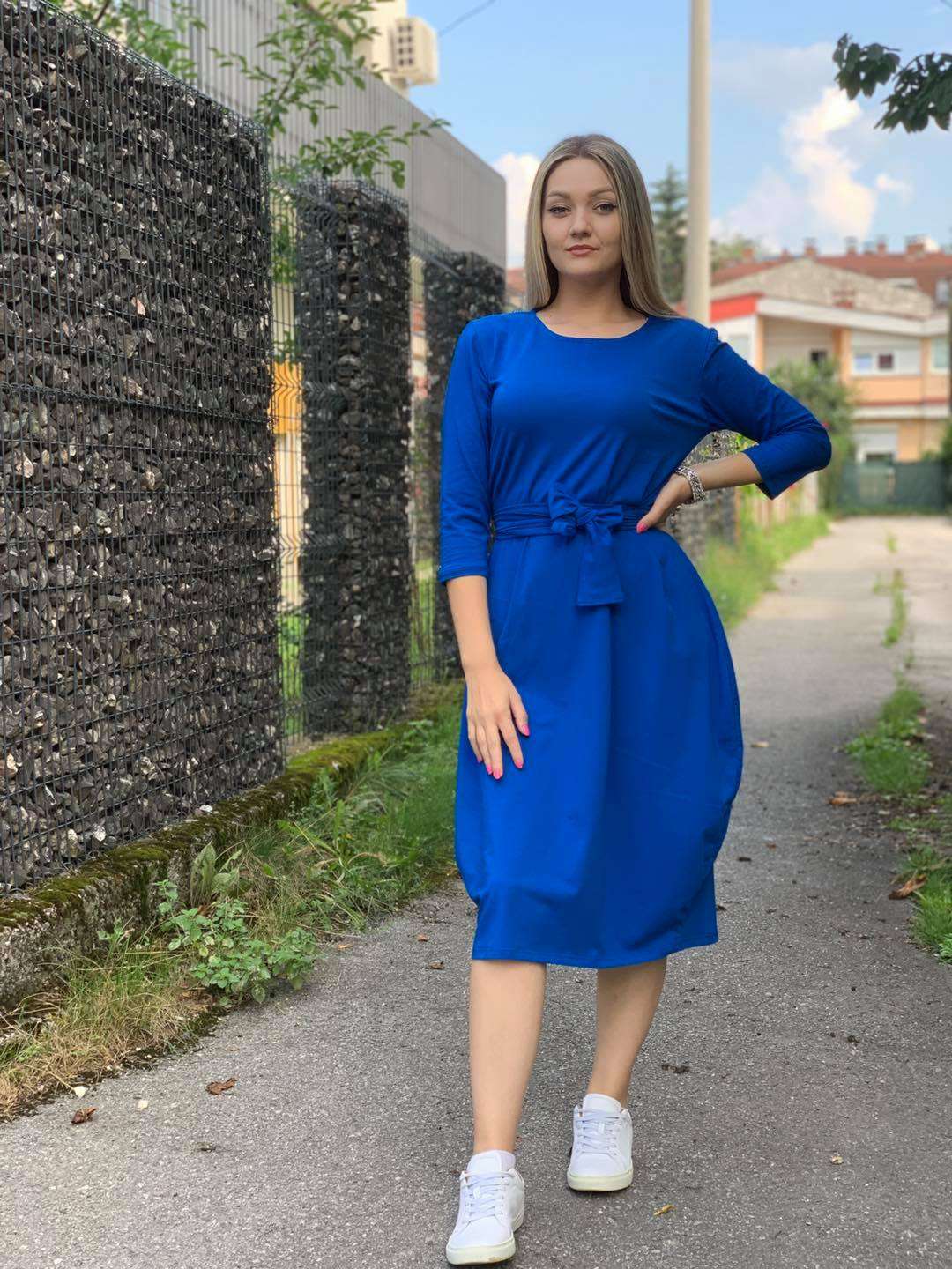 Žena u Haljini Dijana plava s okruglim izrezom i uskim krojem od pamuka i elastina