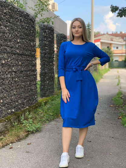 Žena u Haljini Dijana plava s okruglim izrezom i uskim krojem od pamuka i elastina