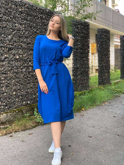 Žena u Haljini Dijana plava s okruglim izrezom i uskim krojem od pamuka i elastina