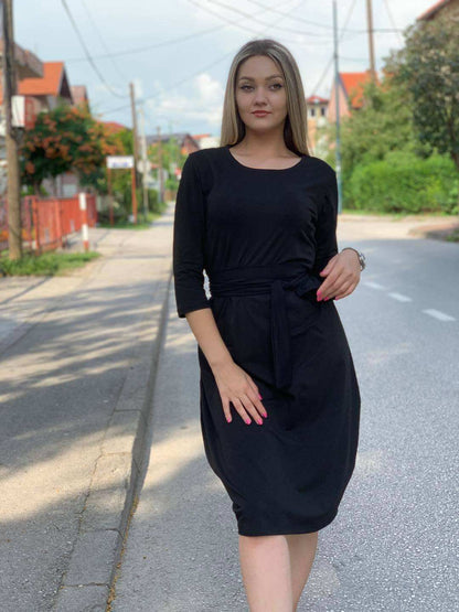 Žena u Haljini Dijana crna s okruglim izrezom i uskim krojem od pamuka i elastina