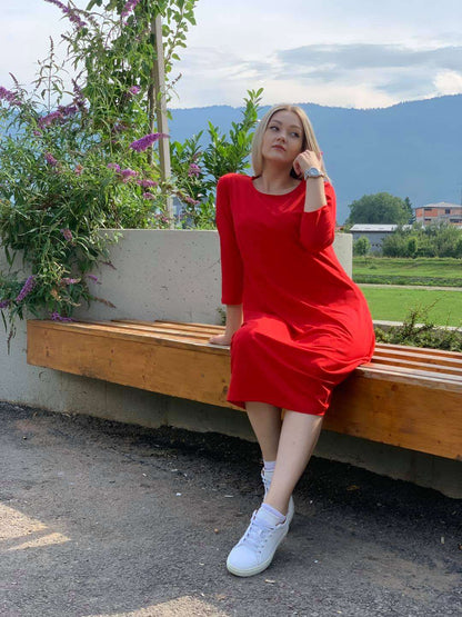 Žena u Haljini Dijana crvena s okruglim izrezom i uskim krojem od pamuka i elastina