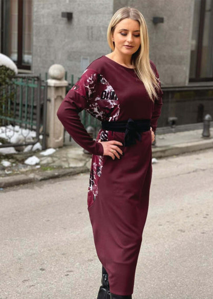 Woman wearing a bordo midi Haljina B s Dugim Rukavima with abstract print and black waist belt