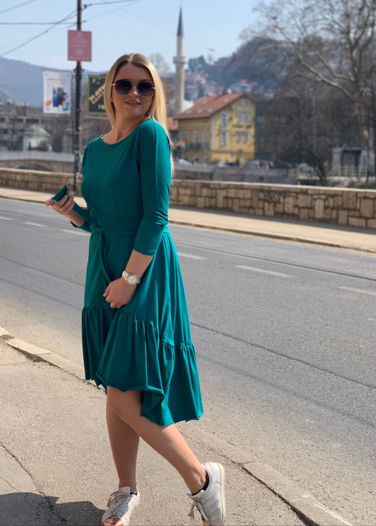 Midi haljina Volan s V - izrezom i volanima – crna, ljubičasta, zelena - ALLURE