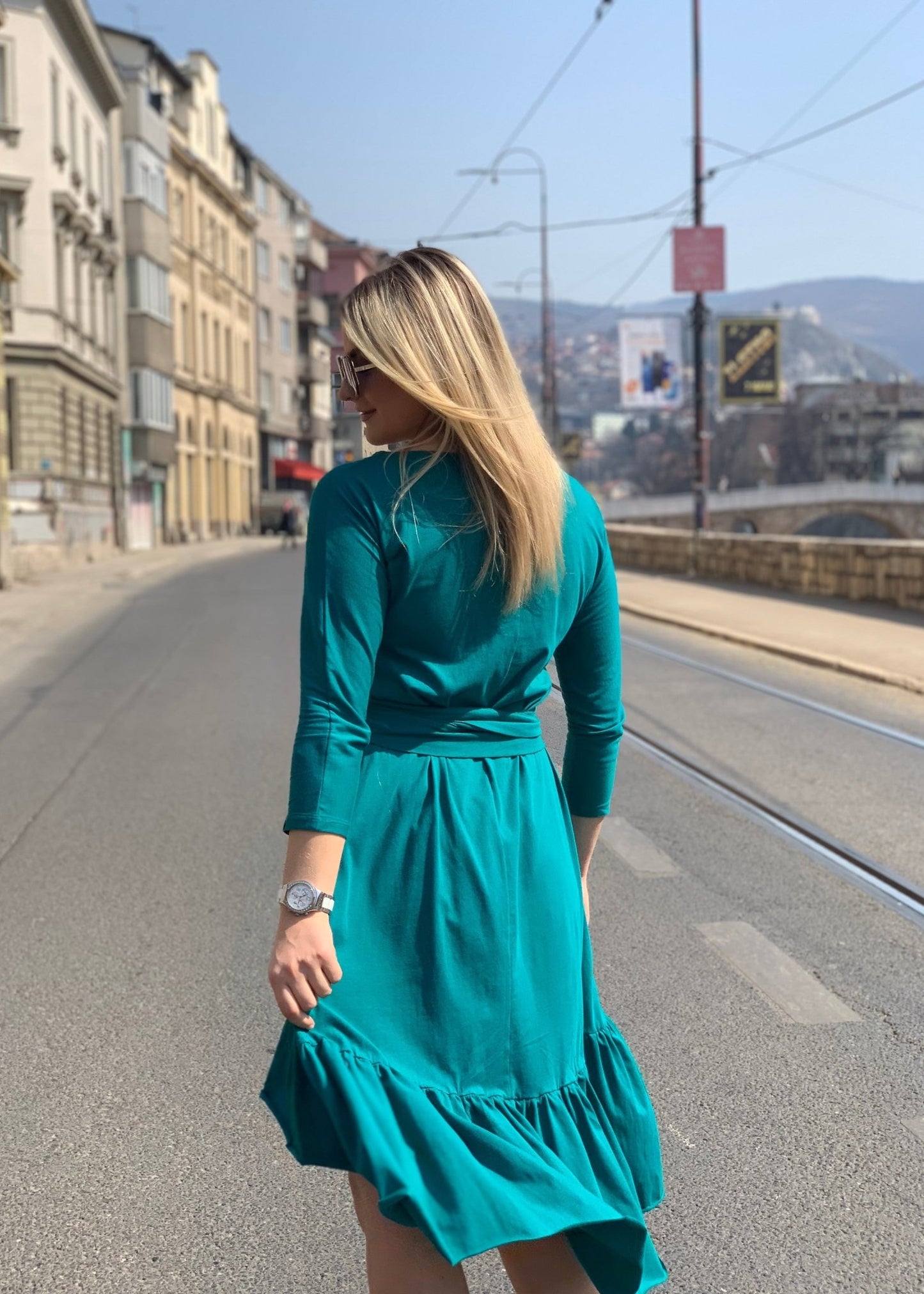 Midi haljina Volan s V - izrezom i volanima – crna, ljubičasta, zelena - ALLURE