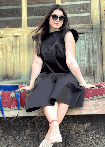 Haljina Diva s volanom u  crnoj boji, midi dužina, lepršavi rukavi i A-kroj- ALLURE
